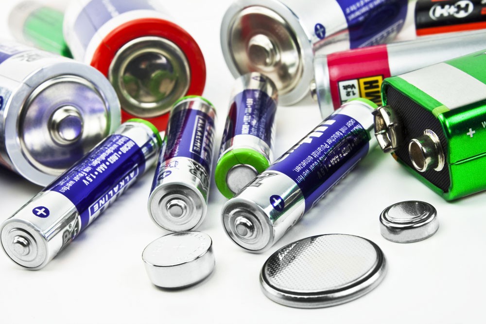 Is it better to use dry batteries or lithium batteries for household battery energy storage systems?